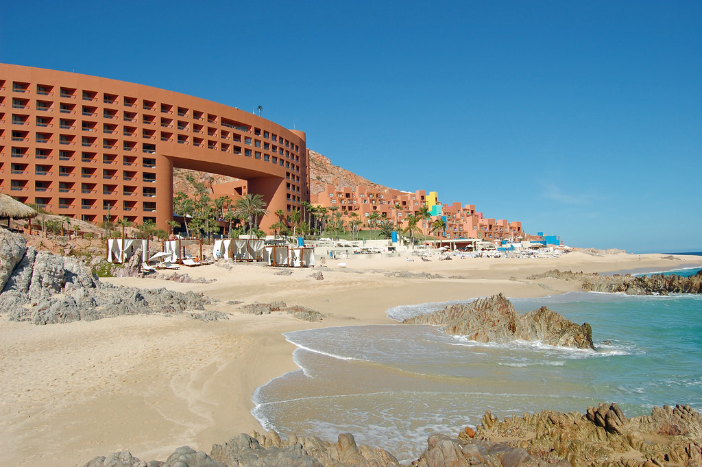 An image of an upscale hotel in a Los Cabos beach. 