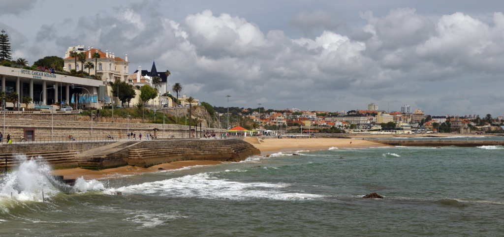 An image of a beach side resort in Cascais. 