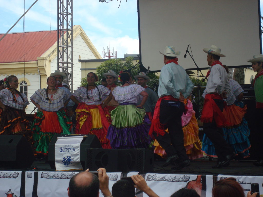 An image of Costa Rican locals celebrating Transitarte.