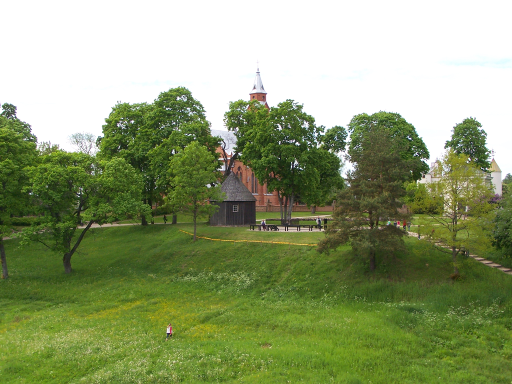 An image of a hill fort and a church in Kernavė.