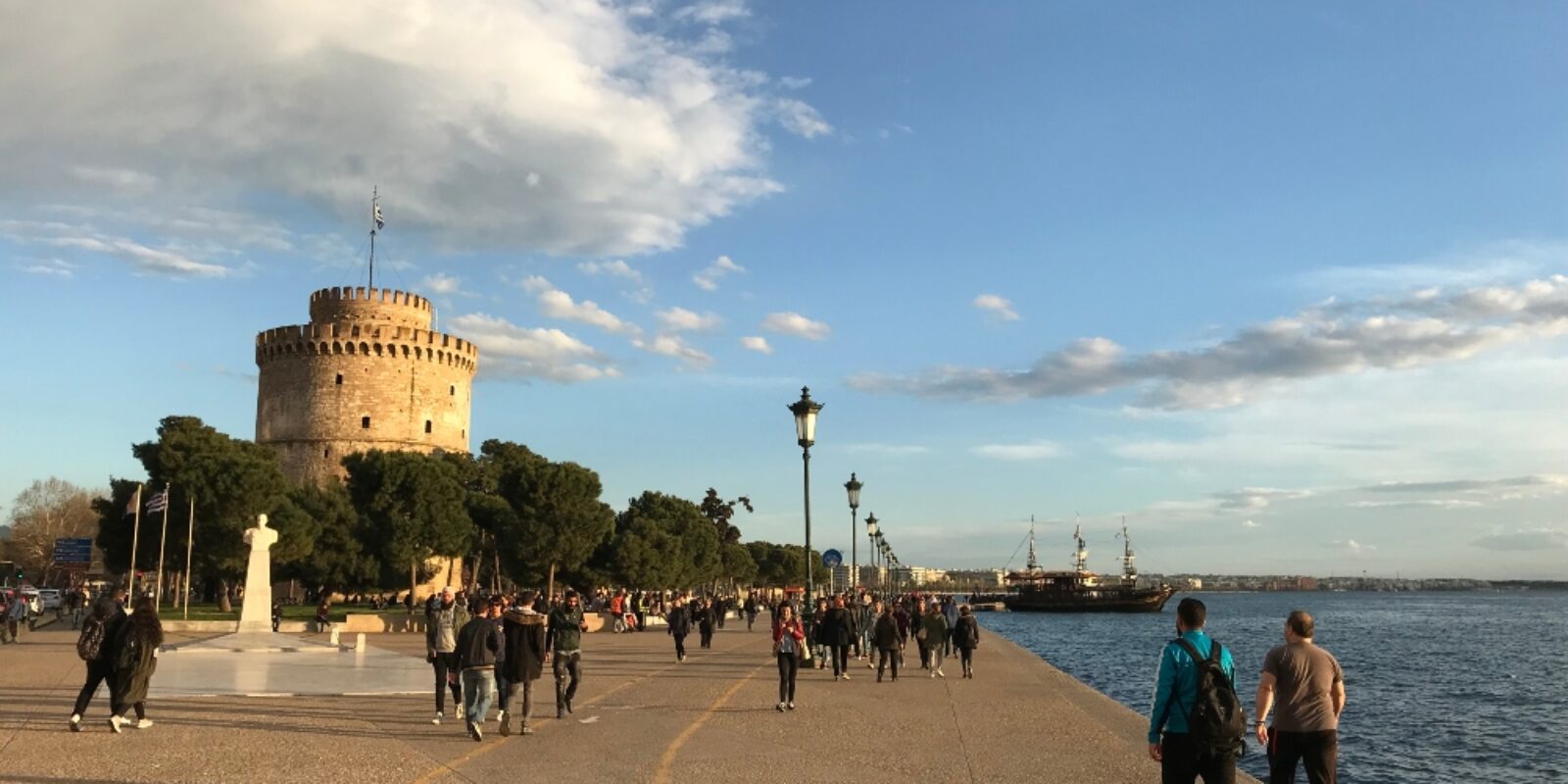 An image of tourists visiting the White Tower for an article about "senior trip to Thessaloniki."