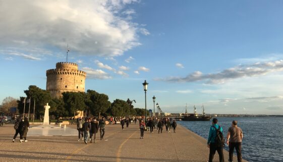 An image of tourists visiting the White Tower for an article about "senior trip to Thessaloniki."