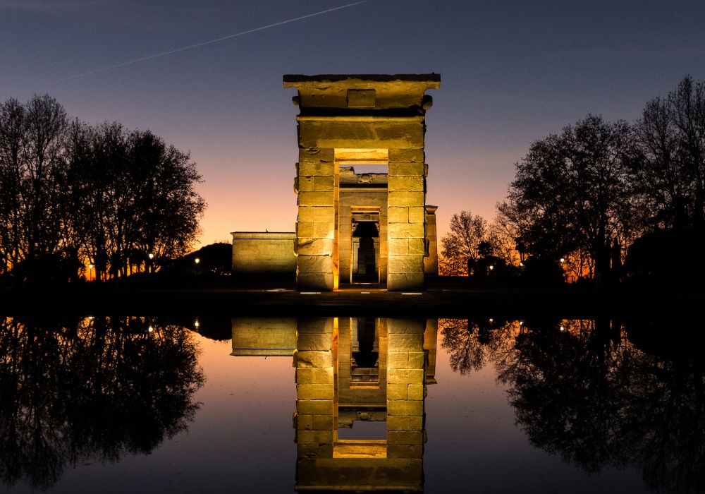 An image of the Temple of Debod at night. 