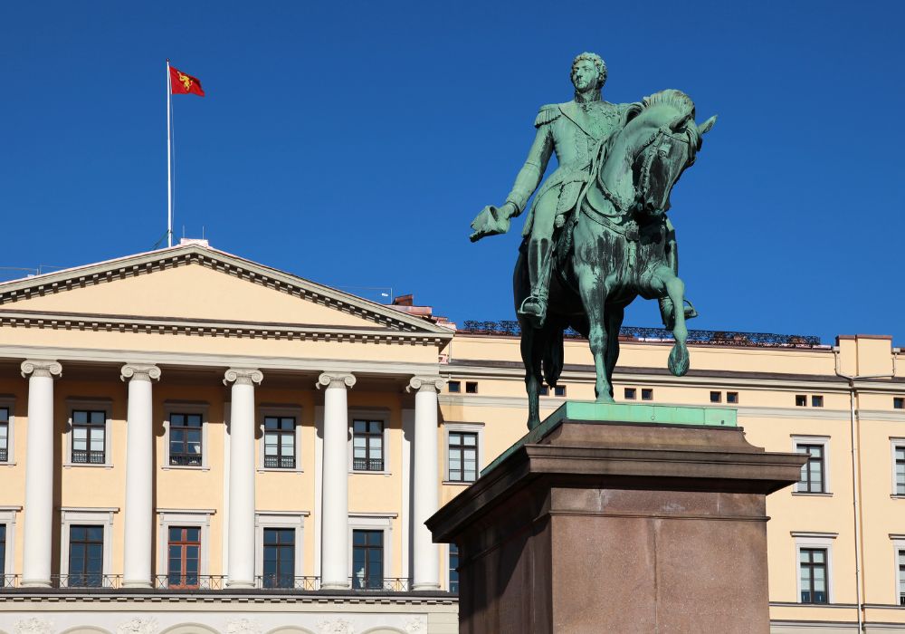 An image of a statue set at the Royal Palace of Oslo. 